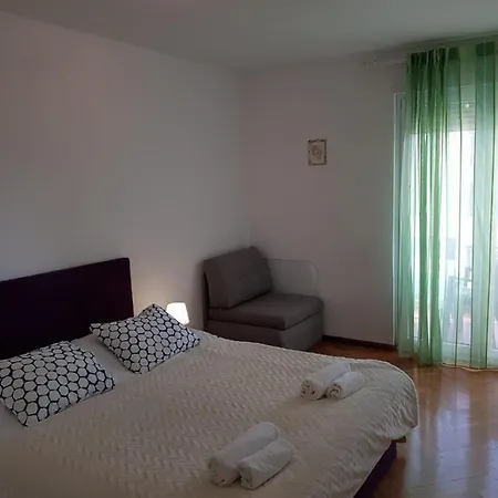 Purple-green Apartman *